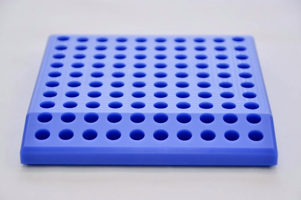 MCナイロン(MC901)切削加工品|多穴・テーパー事例